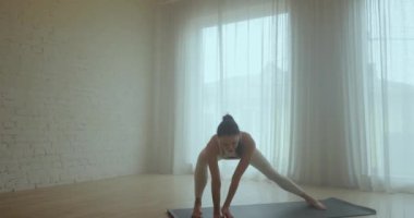 Esniyorum. Genç kız esneme hareketleri yapıyor ve yoga yapıyor..
