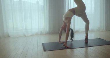 Esniyorum. Genç kız esneme hareketleri yapıyor ve yoga yapıyor..