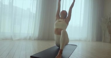 Esniyorum. Genç kız esneme hareketleri yapıyor ve yoga yapıyor..