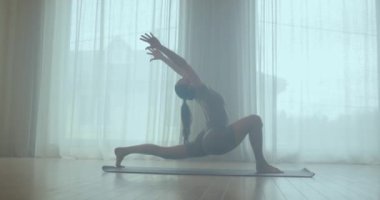 Esniyorum. Genç kız esneme hareketleri yapıyor ve yoga yapıyor..