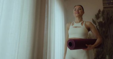 Esniyorum. Genç kız esneme hareketleri yapıyor ve yoga yapıyor..