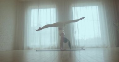 Esniyorum. Genç kız esneme hareketleri yapıyor ve yoga yapıyor..