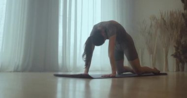 Esniyorum. Genç kız esneme hareketleri yapıyor ve yoga yapıyor..