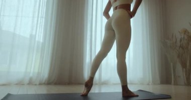 Esniyorum. Genç kız esneme hareketleri yapıyor ve yoga yapıyor..