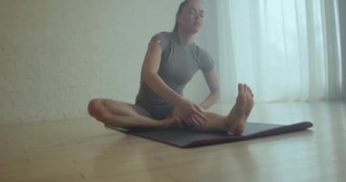 Esniyorum. Genç kız esneme hareketleri yapıyor ve yoga yapıyor..