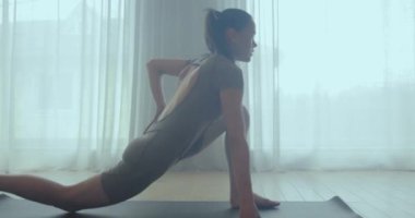 Esniyorum. Genç kız esneme hareketleri yapıyor ve yoga yapıyor..
