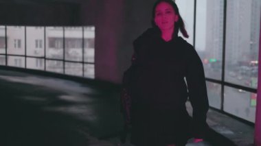 Sokak modası. Genç bir kız gece şehirde yürüyor..