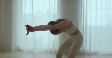 Esniyorum. Genç kız esneme hareketleri yapıyor ve yoga yapıyor..