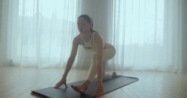 Esniyorum. Genç kız esneme hareketleri yapıyor ve yoga yapıyor..