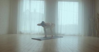 Esniyorum. Genç kız esneme hareketleri yapıyor ve yoga yapıyor..