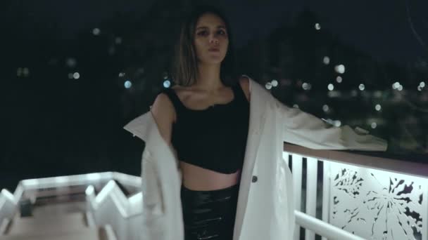 Sokak Modası Genç Bir Kız Gece Şehirde Yürüyor — Stok video