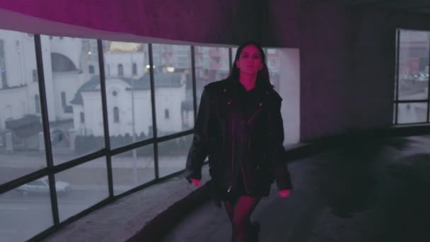 Mode Jalanan Seorang Gadis Muda Berjalan Melalui Kota Malam Hari — Stok Video