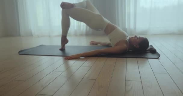 伸直了年轻女孩做伸展运动和瑜伽 — 图库视频影像