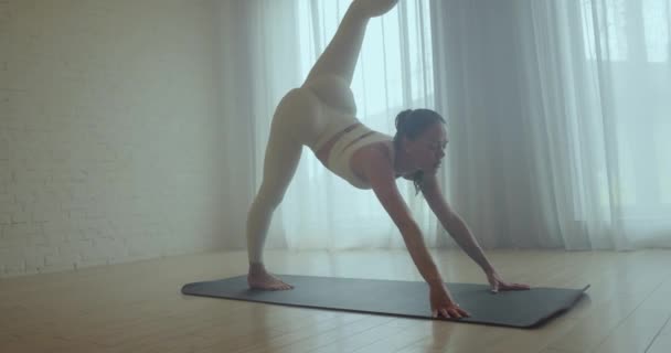 Esniyorum Genç Kız Esneme Hareketleri Yapıyor Yoga Yapıyor — Stok video