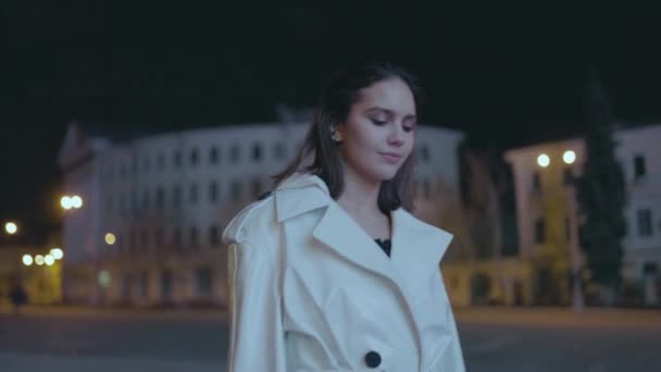 Pouliční Mladá Dívka Chodí Noci Městě — Stock video