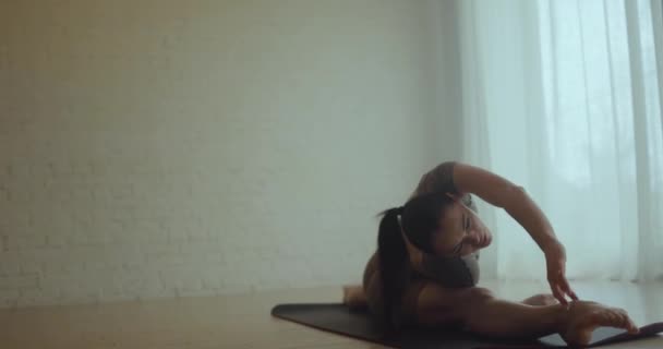 Estiramiento Chica Joven Realiza Estiramiento Yoga Asanas — Vídeos de Stock
