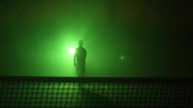 Profesyonel tenis kortunda tenis oyuncusu eğitimi