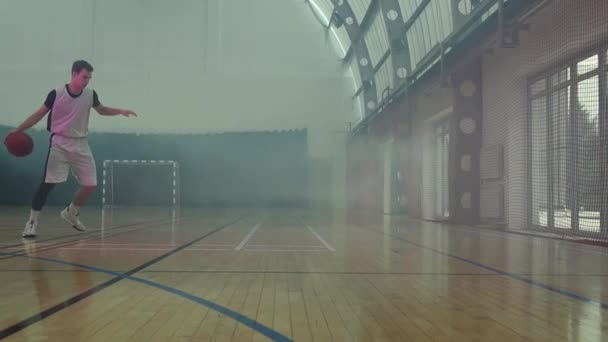 Joven Jugador Jugando Baloncesto Cancha — Vídeo de stock