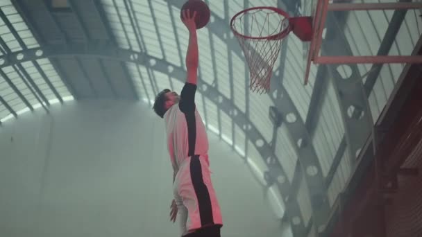 Junger Spieler Spielt Basketball Auf Dem Platz — Stockvideo