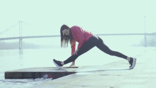 Młoda Kobieta Ćwiczy Brzegu Rzeki Świeżym Powietrzu Sportowa Dziewczyna Mieście — Wideo stockowe