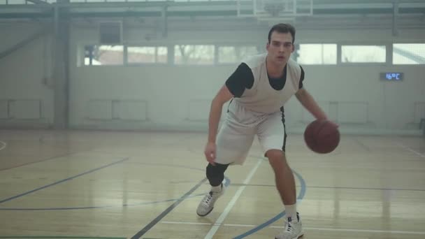Jeune Joueur Jouant Basket Sur Terrain — Video