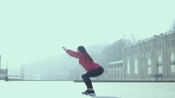 Молодая Женщина Тренируется Улице Девочка Занимается Приседаниями Городе — стоковое видео