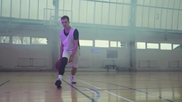 Joven Jugador Jugando Baloncesto Cancha — Vídeo de stock