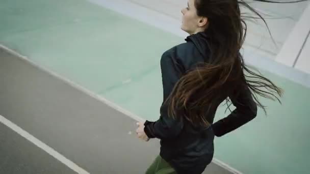 Atletisch Meisje Hardlopen Training Het Stadion — Stockvideo