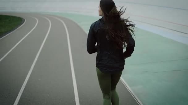 Fată Atletică Alergând Antrenându Stadion — Videoclip de stoc