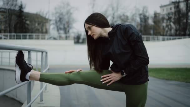 年轻的女运动员在体育馆里锻炼 — 图库视频影像