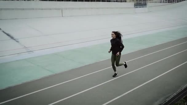 Fată Atletică Alergând Antrenându Stadion — Videoclip de stoc