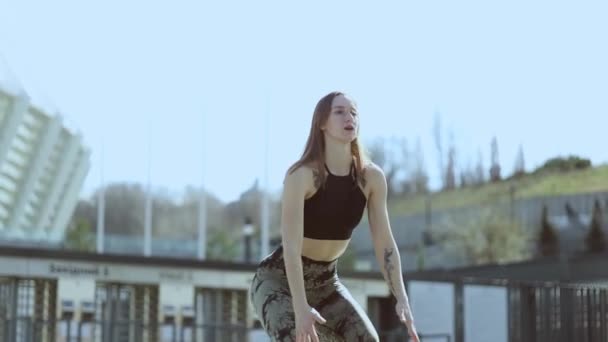 Mladý Atletický Dívka Cvičení Ulici Dělá Dřepy Venku — Stock video