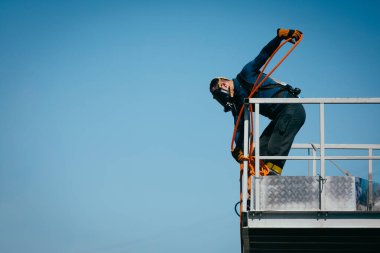  Spor alanında maske takan itfaiyeci..