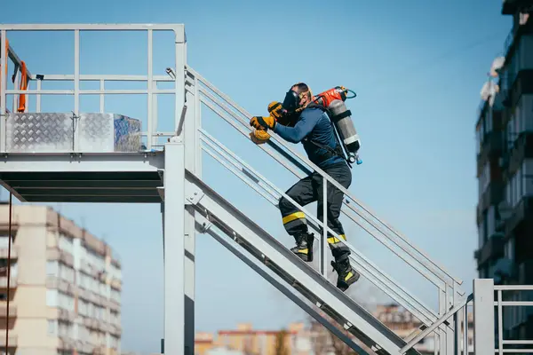 Mannelijke Brandweerman Met Zuurstof Ballon Training Het Sportveld Rechtenvrije Stockfoto's