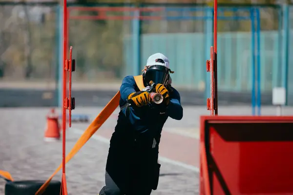 Pelatihan Pemadam Kebakaran Yang Berani Dengan Selang Lapangan Olahraga Stok Lukisan  