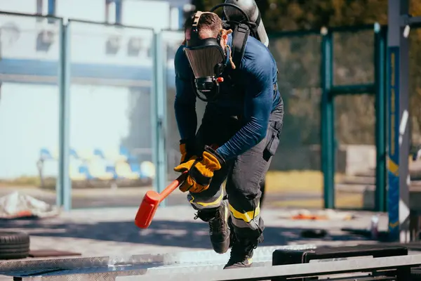Pelatihan Pemadam Kebakaran Menggunakan Topeng Lapangan Olahraga Stok Gambar Bebas Royalti