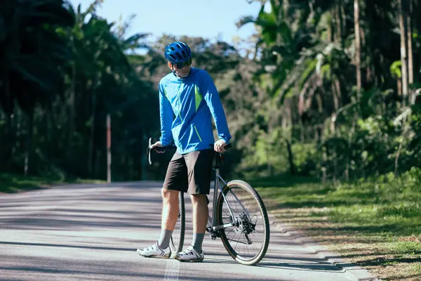 Mann Fährt Mit Fahrrad Auf Der Forststraße — Stockfoto