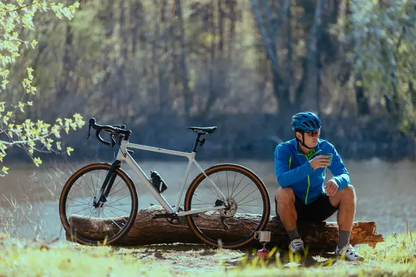 Hombre Sentado Tronco Con Bicicleta Disfrutar Tiempo Mañana Naturaleza Beber Imagen De Stock