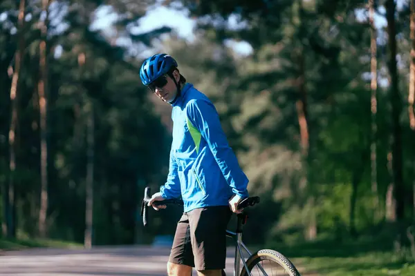 Mann Mit Fahrrad Wald Aktiver Lebensstil Stockbild