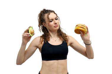 Burger yiyen genç bir kız.