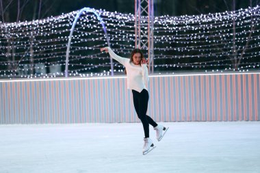 Buz pateni pistinde buz pateni yapan kadın