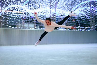 Genç, güzel bir kadın buz üstünde atlıyor şehirde..