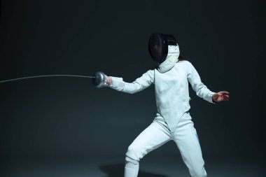 Kadın boksör eğitimi, gri arka planda ip.