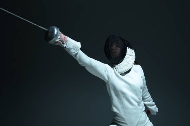 Eskrim yapan kadın eskrimi.