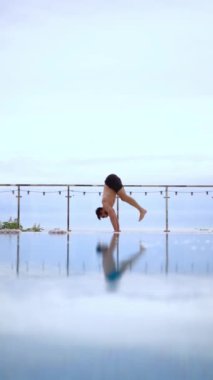 Yoga yapan genç adam.