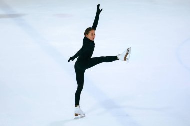 Buz üstünde artistik patenci kız.