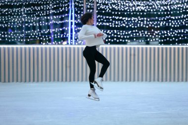 Buz üstünde artistik patenci kız.