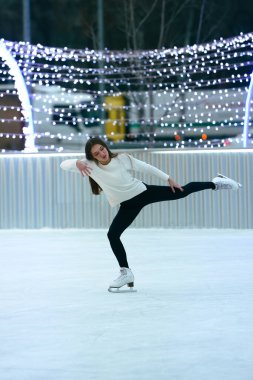 Buz üstünde artistik patenci kız.