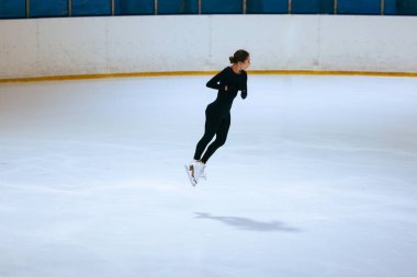 Buz üstünde artistik patenci kız.