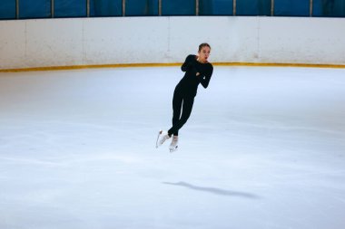 Buz üstünde artistik patenci kız.